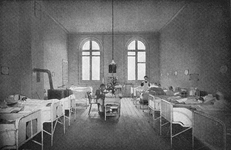 78193 Gezicht in zaal 8 van de Chirurgische kliniek van het Algemeen Ziekenhuis (Catharijnesingel 15) te Utrecht.